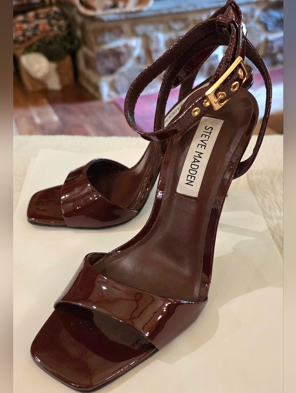 Steve Madden Burgundy And Gold Heels. - Picture 4 of 7